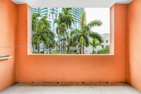 Condo in Miami, Florida, 1 bedroom  № 1399507 - photo 9