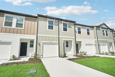 Townhouse in Land O' Lakes, Florida 2 bedrooms, 128.86 sq.m. № 1416101 - photo 1