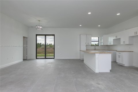 House in Lehigh Acres, Florida 3 bedrooms, 138.52 sq.m. № 568305 - photo 13