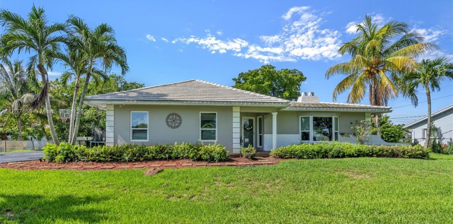 House in Coral Springs, Florida 3 bedrooms, 151.52 sq.m. № 1310372