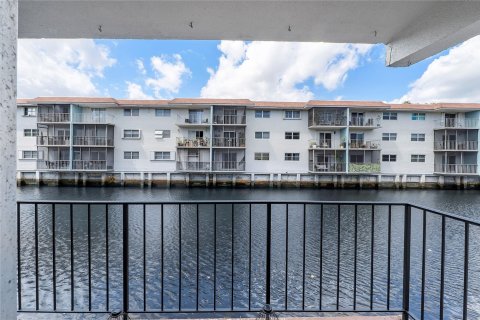 Copropriété à vendre à Fort Lauderdale, Floride: 2 chambres, 90.58 m2 № 1096390 - photo 1