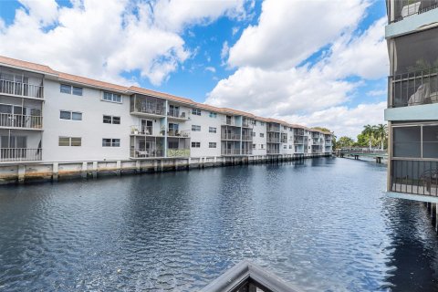 Condo in Fort Lauderdale, Florida, 2 bedrooms  № 1096390 - photo 2