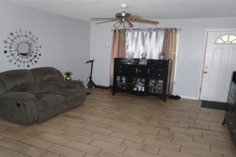 House in Tampa, Florida 3 bedrooms, 111.48 sq.m. № 1444226 - photo 2