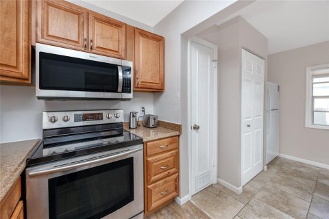 Condo in Saint Petersburg, Florida, 2 bedrooms  № 1367846 - photo 14