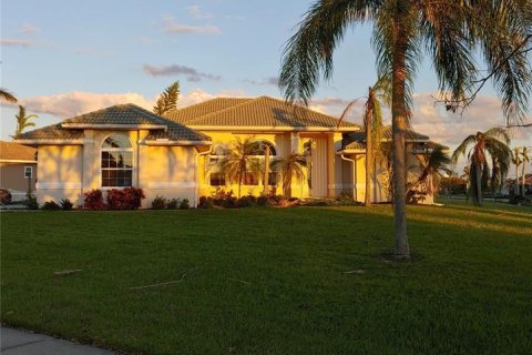 Villa ou maison à vendre à Punta Gorda, Floride: 3 chambres, 214.23 m2 № 411910 - photo 2