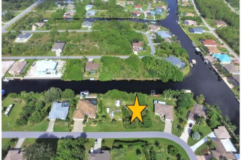 Terreno en venta en Port Charlotte, Florida № 946930 - foto 1