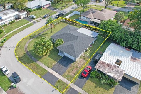 House in Tamarac, Florida 4 bedrooms, 146.14 sq.m. № 1150854 - photo 18