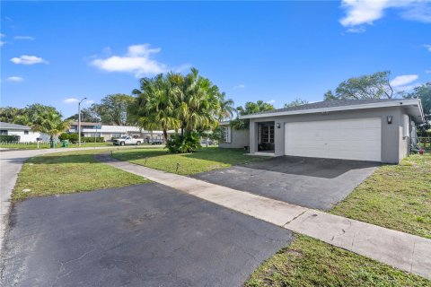 House in Tamarac, Florida 4 bedrooms, 146.14 sq.m. № 1150854 - photo 13