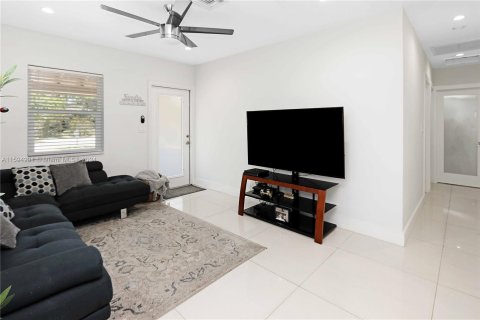 House in Fort Lauderdale, Florida 3 bedrooms, 99.87 sq.m. № 1188000 - photo 15