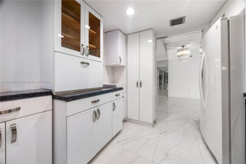 Condo in Sunny Isles Beach, Florida, 2 bedrooms  № 1427518 - photo 9