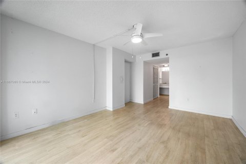 Condo in Sunny Isles Beach, Florida, 2 bedrooms  № 1427518 - photo 14