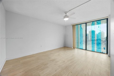 Condo in Sunny Isles Beach, Florida, 2 bedrooms  № 1427518 - photo 13