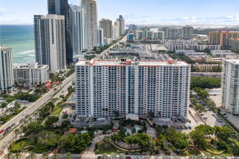 Condo in Sunny Isles Beach, Florida, 2 bedrooms  № 1427518 - photo 27