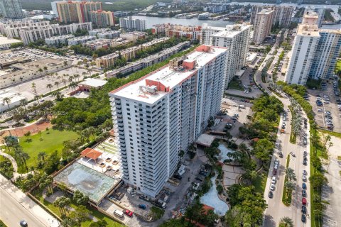 Condo in Sunny Isles Beach, Florida, 2 bedrooms  № 1427518 - photo 28