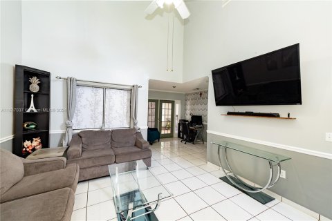 House in Miami, Florida 3 bedrooms, 155.05 sq.m. № 1427464 - photo 5