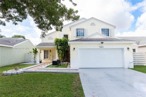 House in Miami, Florida 3 bedrooms, 155.05 sq.m. № 1427464 - photo 3