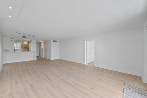 Condo in Fort Lauderdale, Florida, 2 bedrooms  № 981901 - photo 27