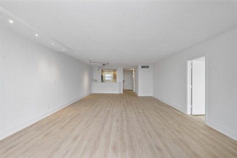 Condo in Fort Lauderdale, Florida, 2 bedrooms  № 981901 - photo 26