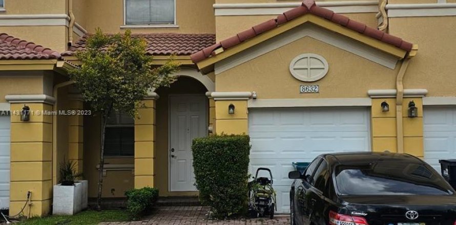 Townhouse in Doral, Florida 3 bedrooms, 142.23 sq.m. № 652333