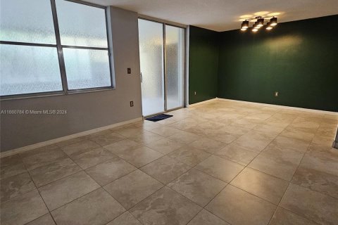 Adosado en venta en Hialeah, Florida, 3 dormitorios, 141.95 m2 № 1367189 - foto 17