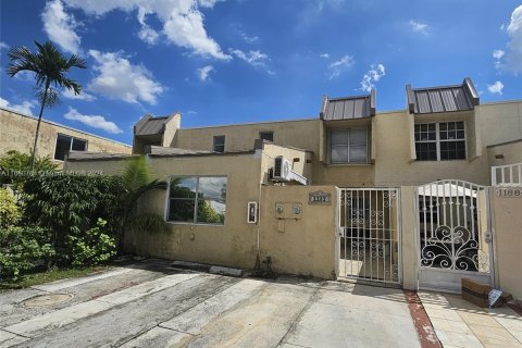 Adosado en venta en Hialeah, Florida, 3 dormitorios, 141.95 m2 № 1367189 - foto 1