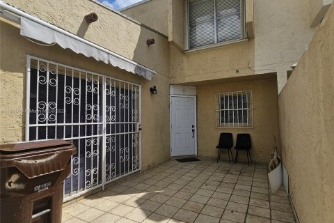 Townhouse in Hialeah, Florida 3 bedrooms, 141.95 sq.m. № 1367189 - photo 2