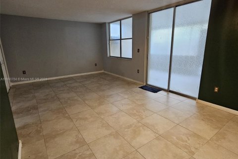 Townhouse in Hialeah, Florida 3 bedrooms, 141.95 sq.m. № 1367189 - photo 16