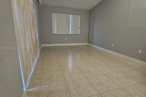 Adosado en venta en Hialeah, Florida, 3 dormitorios, 141.95 m2 № 1367189 - foto 3