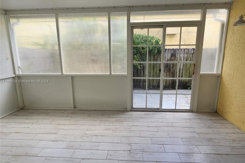 Adosado en venta en Hialeah, Florida, 3 dormitorios, 141.95 m2 № 1367189 - foto 18