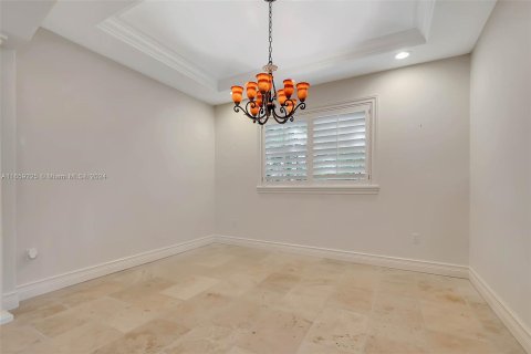 House in Miami, Florida 4 bedrooms, 288 sq.m. № 1367237 - photo 12