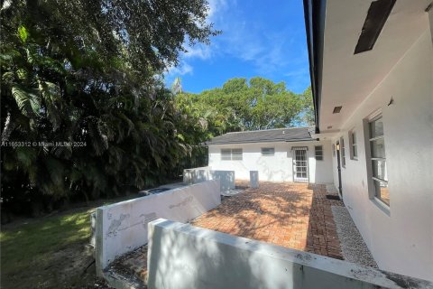 Villa ou maison à louer à Coral Gables, Floride: 2 chambres, 114.27 m2 № 1367268 - photo 17