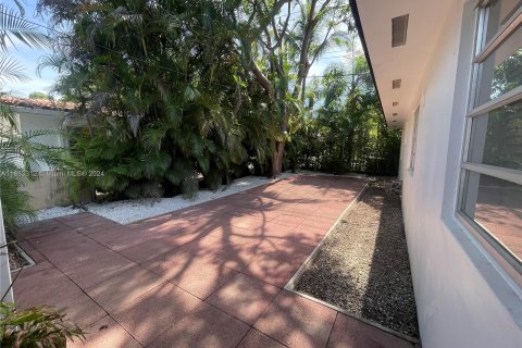 Villa ou maison à louer à Coral Gables, Floride: 2 chambres, 114.27 m2 № 1367268 - photo 20