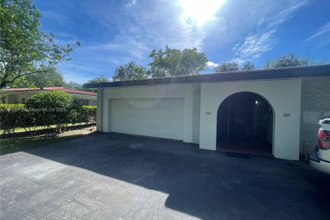 Villa ou maison à louer à Coral Gables, Floride: 2 chambres, 114.27 m2 № 1367268 - photo 2