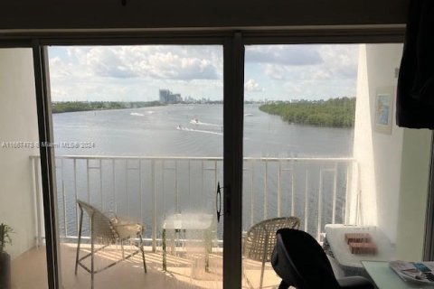 Copropriété à vendre à Sunny Isles Beach, Floride: 1 chambre, 70.79 m2 № 1382063 - photo 1