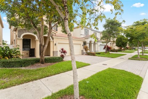 House in Miami, Florida 5 bedrooms, 251.02 sq.m. № 1382061 - photo 15