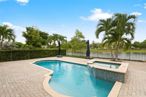 House in Miami, Florida 5 bedrooms, 251.02 sq.m. № 1382061 - photo 20