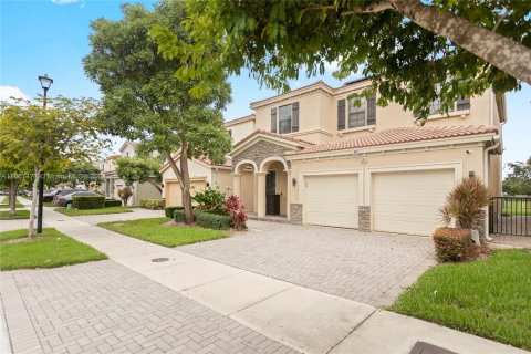 Villa ou maison à vendre à Miami, Floride: 5 chambres, 251.02 m2 № 1382061 - photo 2