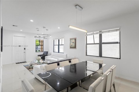 Casa en venta en Miami, Florida, 5 dormitorios, 251.02 m2 № 1382061 - foto 29