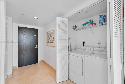 Condo in Miami Beach, Florida, 2 bedrooms  № 1367164 - photo 21