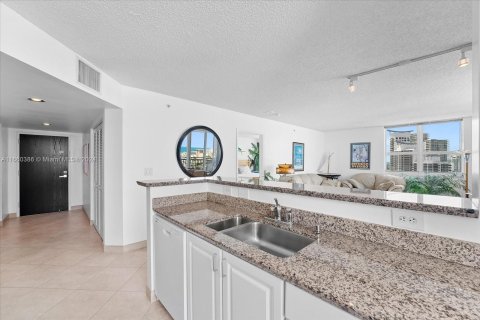 Condo in Miami Beach, Florida, 2 bedrooms  № 1367164 - photo 18