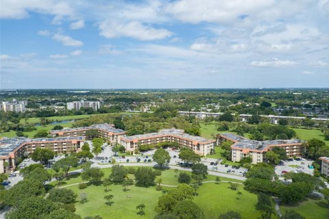 Condo in Lauderhill, Florida, 2 bedrooms  № 1367120 - photo 1