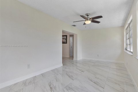 Villa ou maison à vendre à Hallandale Beach, Floride: 3 chambres, 139.54 m2 № 1098202 - photo 16