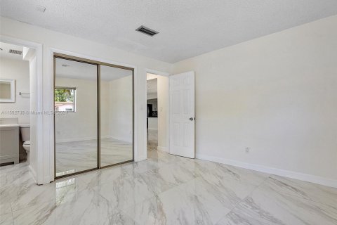 Villa ou maison à vendre à Hallandale Beach, Floride: 3 chambres, 139.54 m2 № 1098202 - photo 24