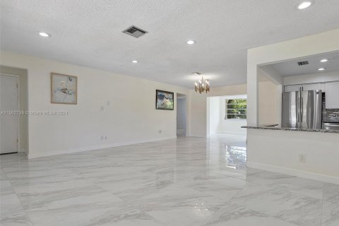 Villa ou maison à vendre à Hallandale Beach, Floride: 3 chambres, 139.54 m2 № 1098202 - photo 9