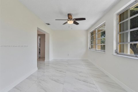 Villa ou maison à vendre à Hallandale Beach, Floride: 3 chambres, 139.54 m2 № 1098202 - photo 17
