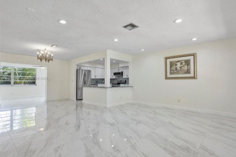 Villa ou maison à vendre à Hallandale Beach, Floride: 3 chambres, 139.54 m2 № 1098202 - photo 6