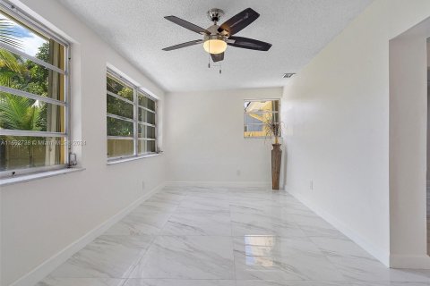 Villa ou maison à vendre à Hallandale Beach, Floride: 3 chambres, 139.54 m2 № 1098202 - photo 14