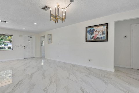 Villa ou maison à vendre à Hallandale Beach, Floride: 3 chambres, 139.54 m2 № 1098202 - photo 10