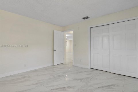 Villa ou maison à vendre à Hallandale Beach, Floride: 3 chambres, 139.54 m2 № 1098202 - photo 29