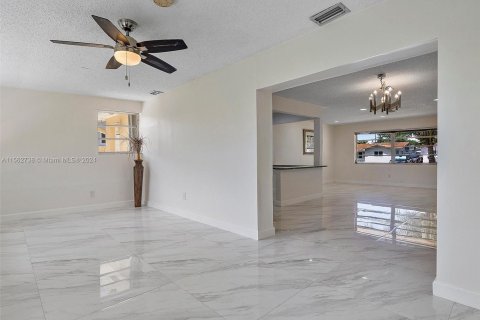 Villa ou maison à vendre à Hallandale Beach, Floride: 3 chambres, 139.54 m2 № 1098202 - photo 15